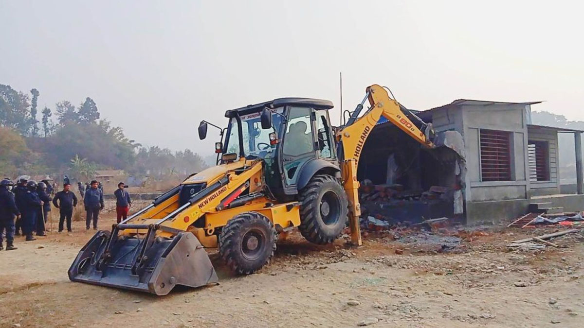 अवैध संरचना हटाउन धरानमा पनि डोजर चल्यो, स्थानीयले गरे ढुंगामुढा